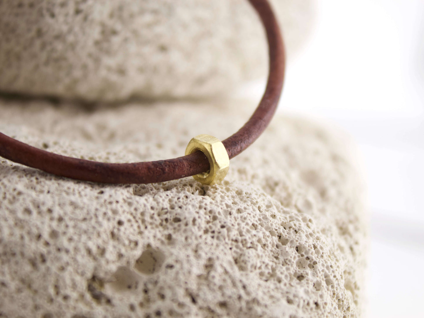 Bracciale in cuoio con dado in ottone 
