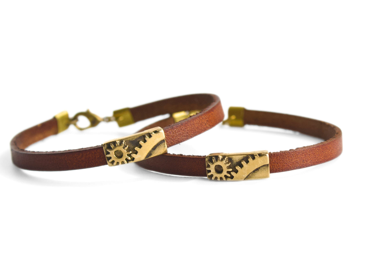 Bracciale industrial con ingranaggi in cuoio e bronzo, vista frontale con dettagli sui materiali