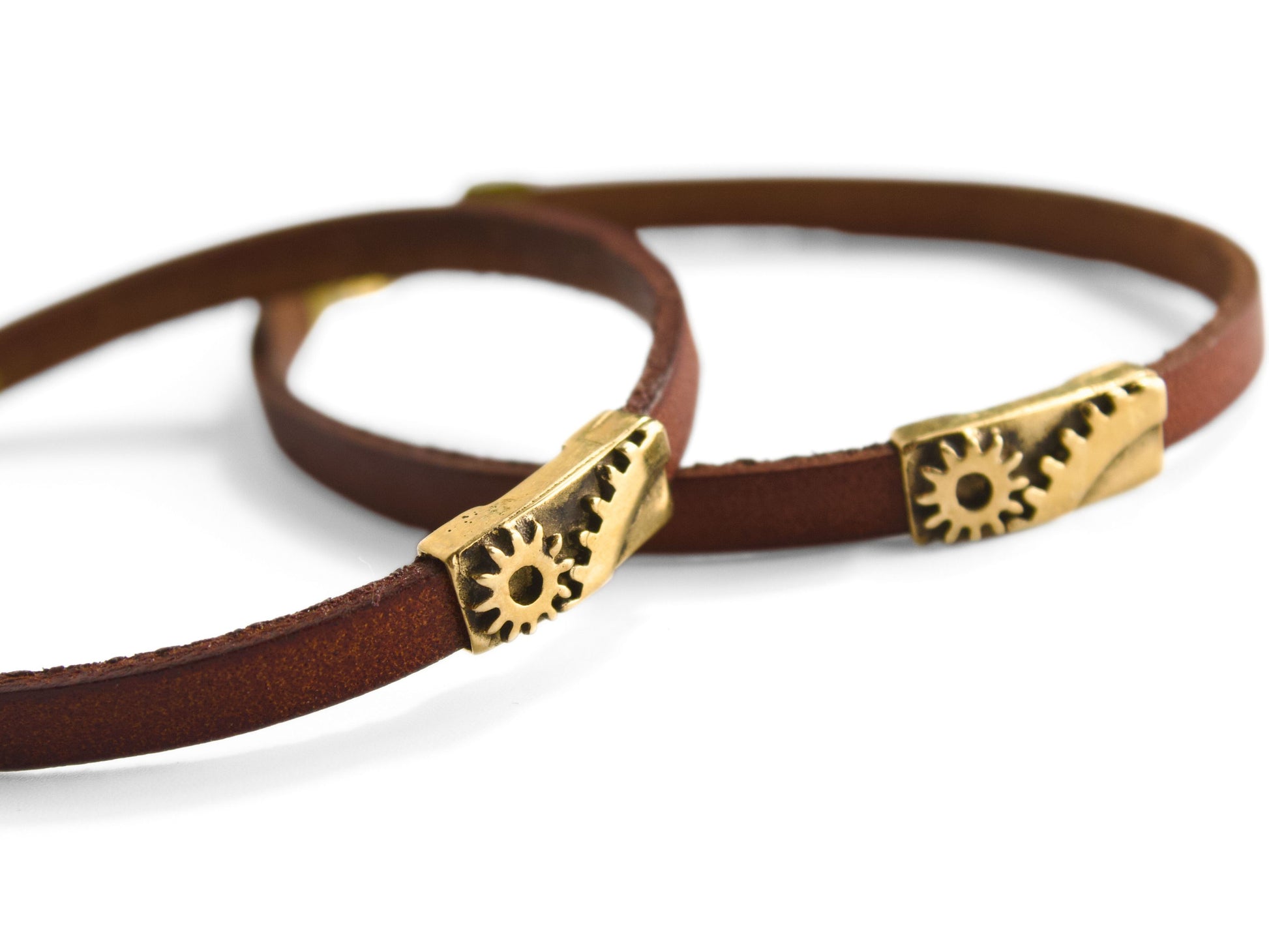 Bracciale industrial con ingranaggi in cuoio e bronzo, con finitura semplice e design elegante