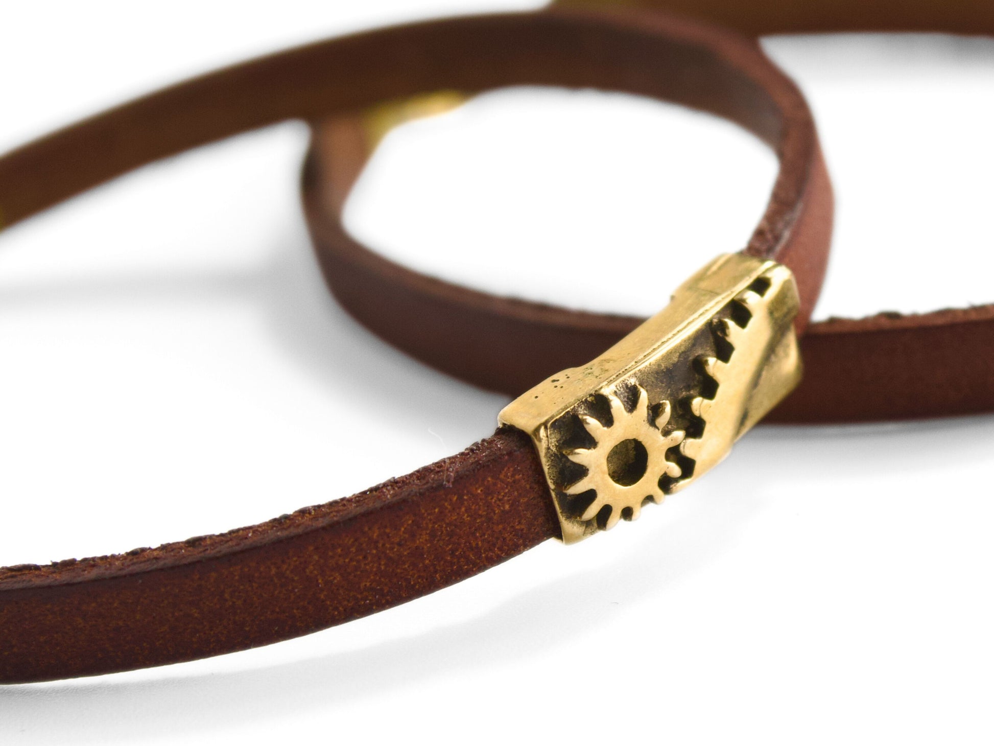 Bracciale industrial con ingranaggi in cuoio e bronzo con chiusura decorativa in bronzo