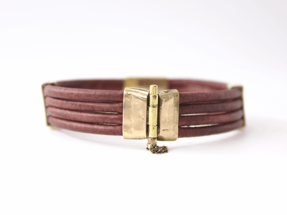 Bracciale maschile in cuoio Glimoire con chiusura metallica dorata e design multiplo