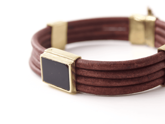 Bracciale maschile in cuoio marrone con dettagli dorati e quadrante nero di Glimoire