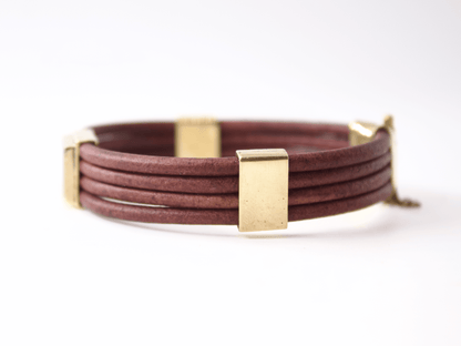 Bracciale maschile in cuoio di colore marrone con dettagli dorati elegante firmato Glimoire