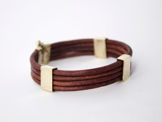Bracciale Glimoire in pelle marrone con dettagli in metallo dorato elegante e moderno