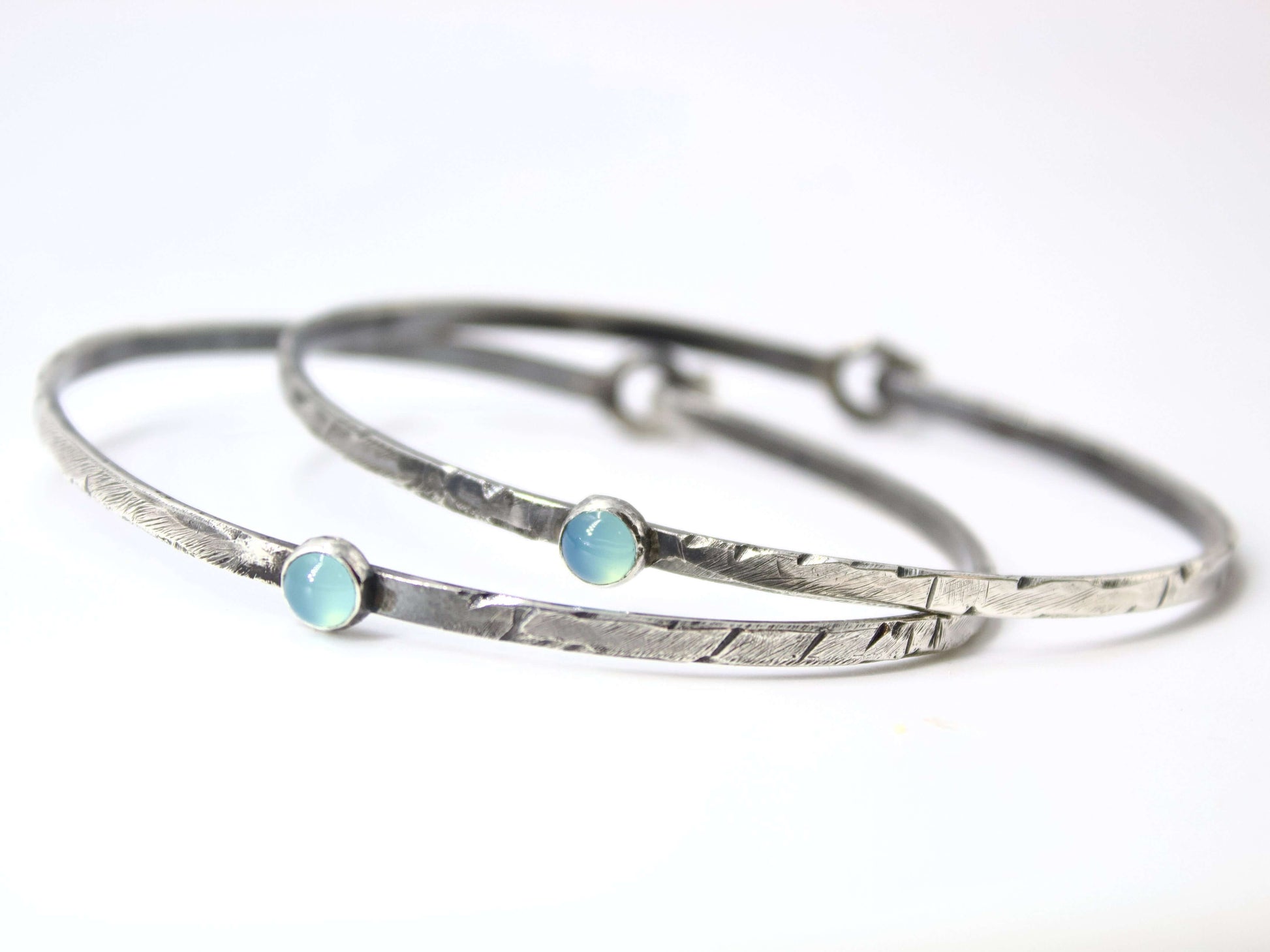 Bracciale Pietra e Acqua Glimoire due sottili bracciali in argento martellato con pietre calcedonio