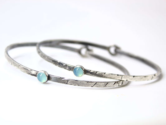 Bracciale Pietra e Acqua Glimoire due sottili bracciali in argento martellato con pietre calcedonio