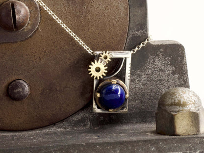 Collana Glimoire con ciondolo con pietra lapislazzuli artigianale e dettagli meccanici in metallo