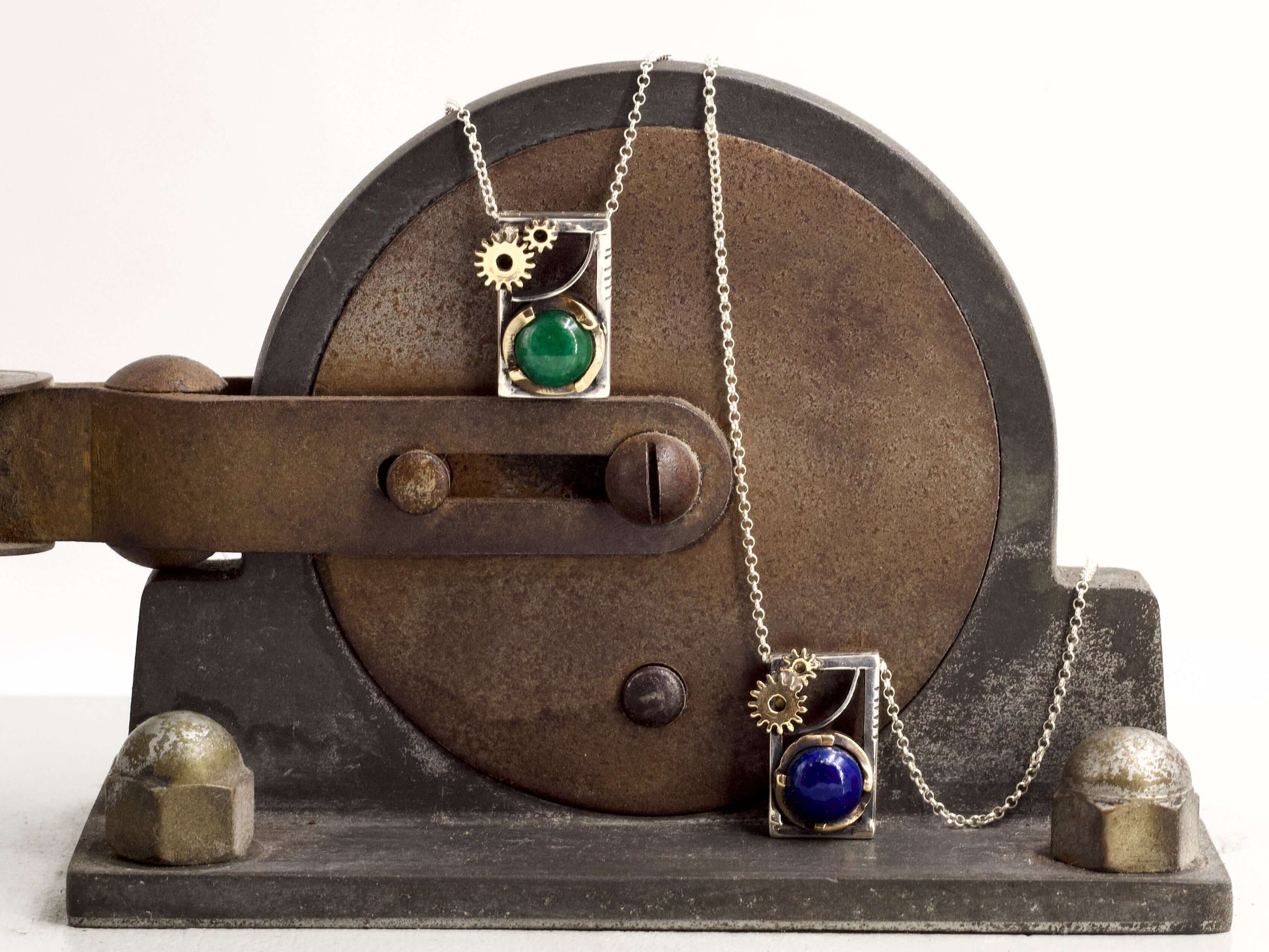 Collana Glimoire con ciondolo con pietra lapislazzuli artigianale e dettaglio ingranaggi in metallo