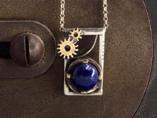Collana Glimoire con ciondolo con pietra lapislazzuli artigianale e dettagli metallici decorativi
