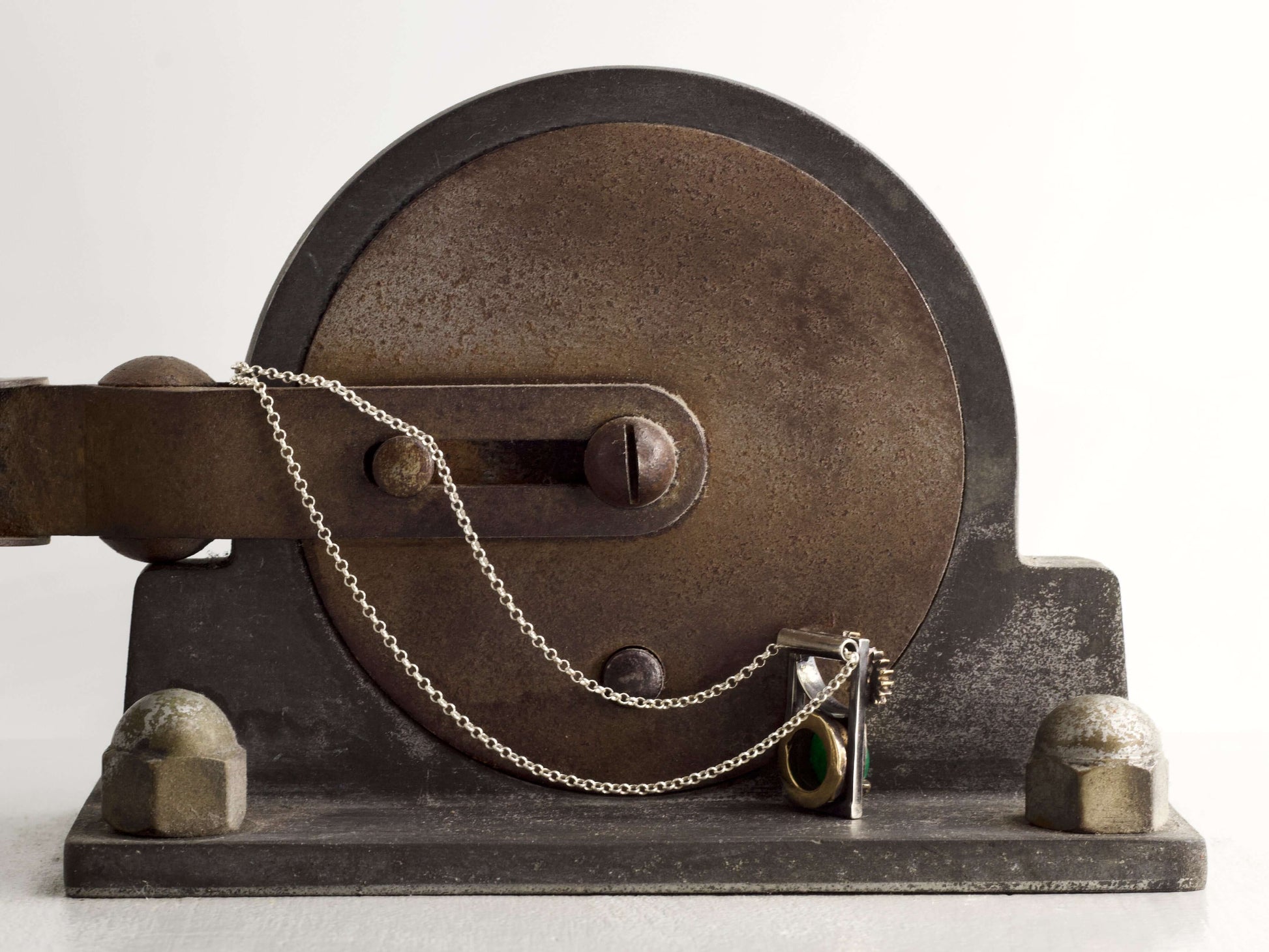 Collana Glimoire con ciondolo con pietra lapislazzuli artigianale su catena di metallo elegante