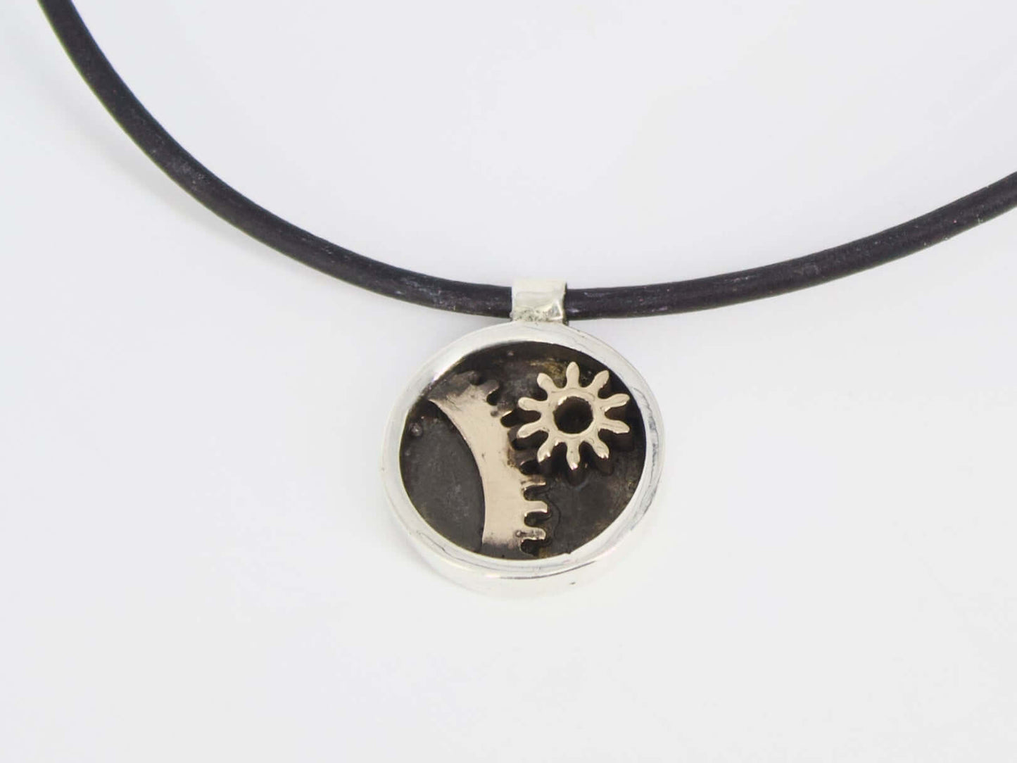 Ciondolo tondo stile steampunk in argento con design di ingranaggi su collana nera