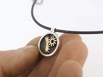 Ciondolo tondo stile steampunk con ingranaggi in bronzo su base tonda in argento