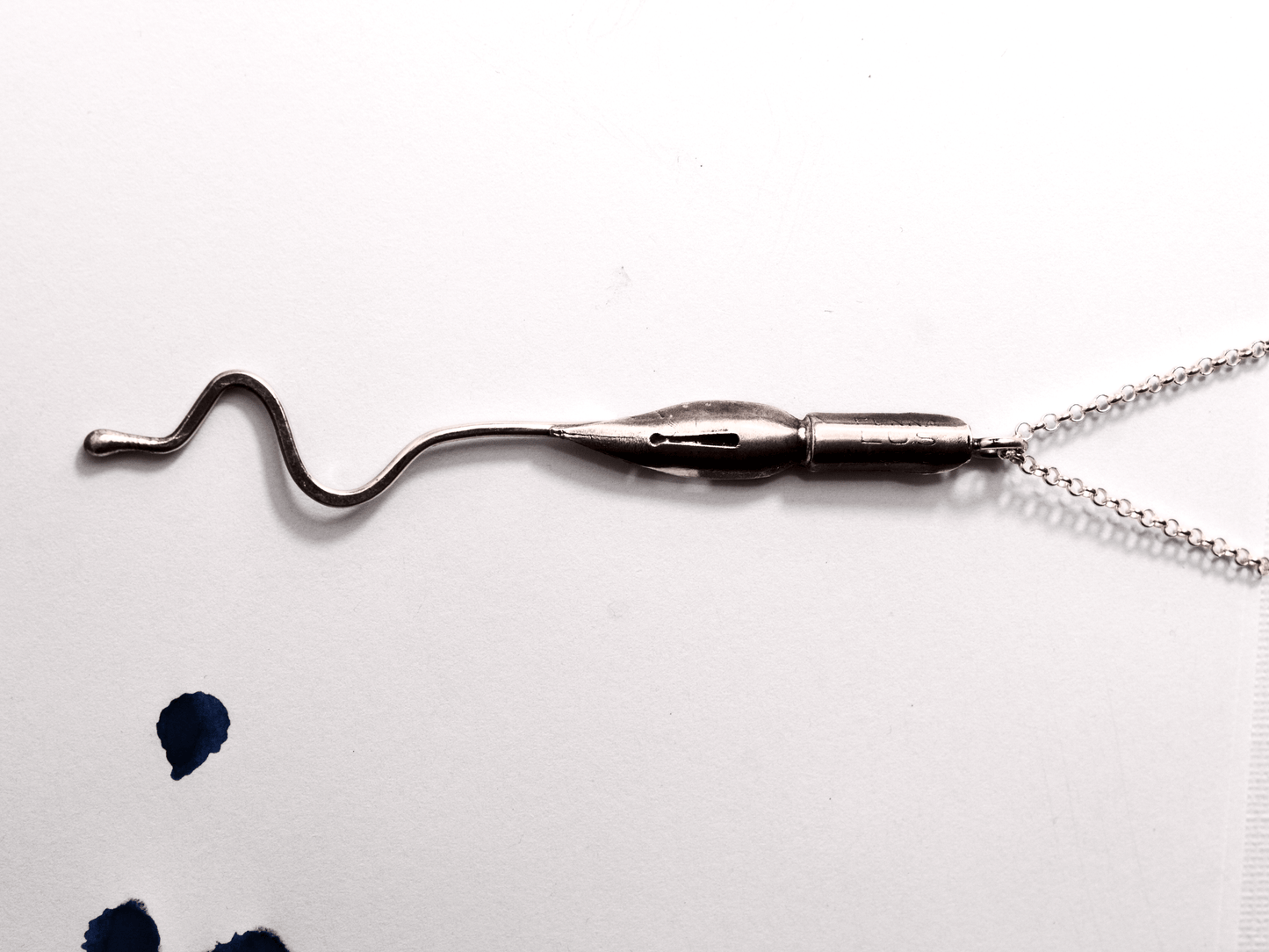 Collana artigianale con ciondolo pennino d'epoca da scrittura su sfondo bianco