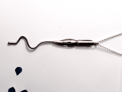 Collana artigianale con ciondolo pennino d'epoca da scrittura su sfondo bianco