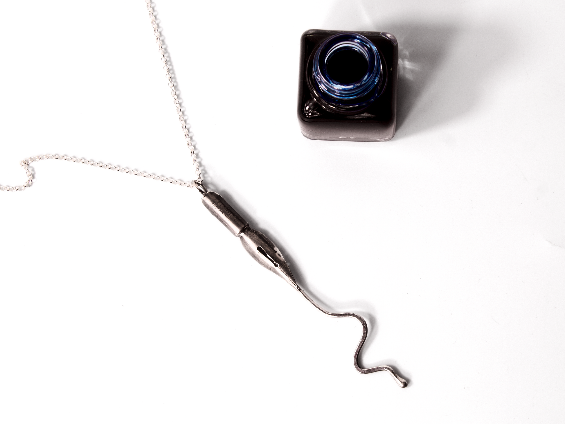 Collana artigianale con ciondolo pennino d'epoca da scrittura e inchiostro blu