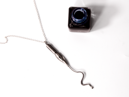 Collana artigianale con ciondolo pennino d'epoca da scrittura e inchiostro blu