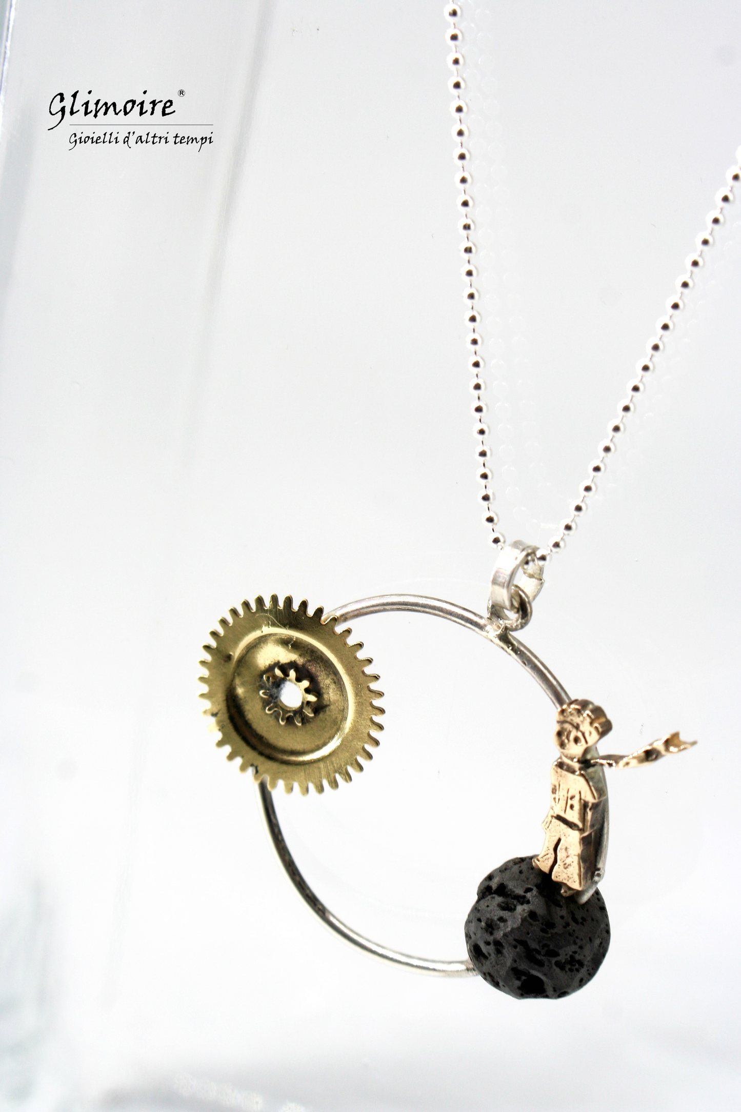 Collana cerchio pietra lavica fatta a mano con pendente in metallo e dettaglio artistico