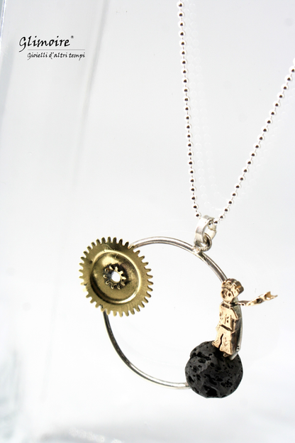 Collana cerchio pietra lavica fatta a mano con pendente in metallo e dettaglio artistico