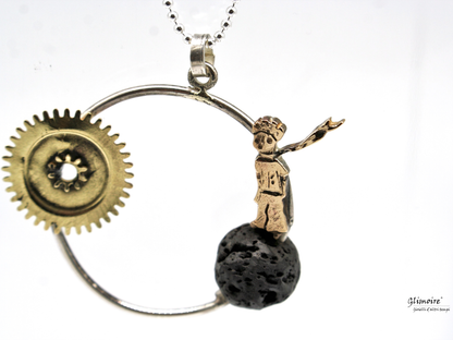 Collana cerchio pietra lavica fatta a mano con un pendente artistico in metallo dorato