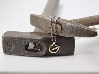Collana chiodo con pendente che rappresenta un chiodo su un martello