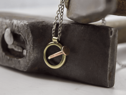 Collana chiodo con pendente rotondo e chiodo in rame 