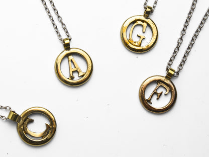 Collana con iniziali personalizzate in oro, con pendenti a cerchio e lettere A, G, F.