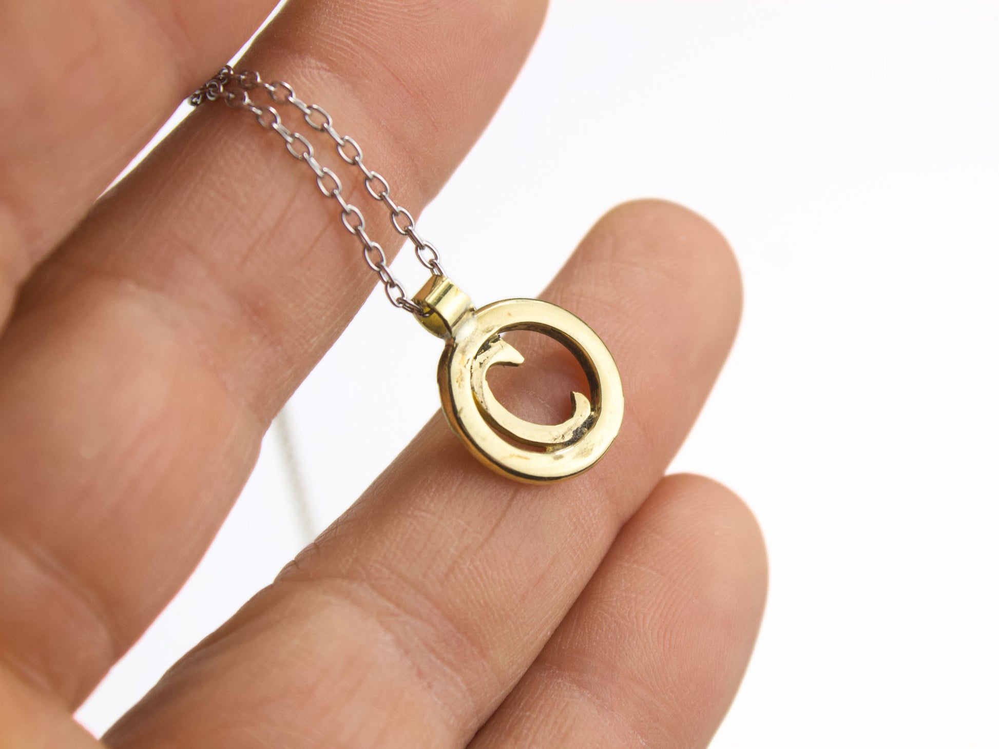 Collana con iniziali personalizzate in oro, elegante e unica, ideale per ogni occasione