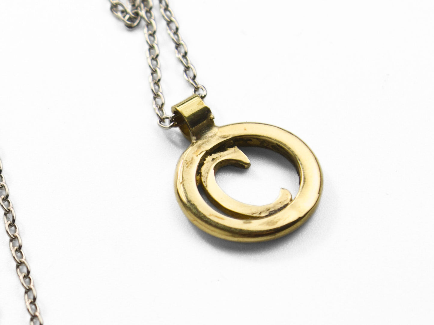 Collana con iniziali personalizzate in oro con pendente circolare e lettera C per un look unico