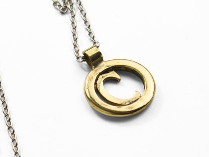 Collana con iniziali personalizzate in oro con pendente circolare e lettera C per un look unico
