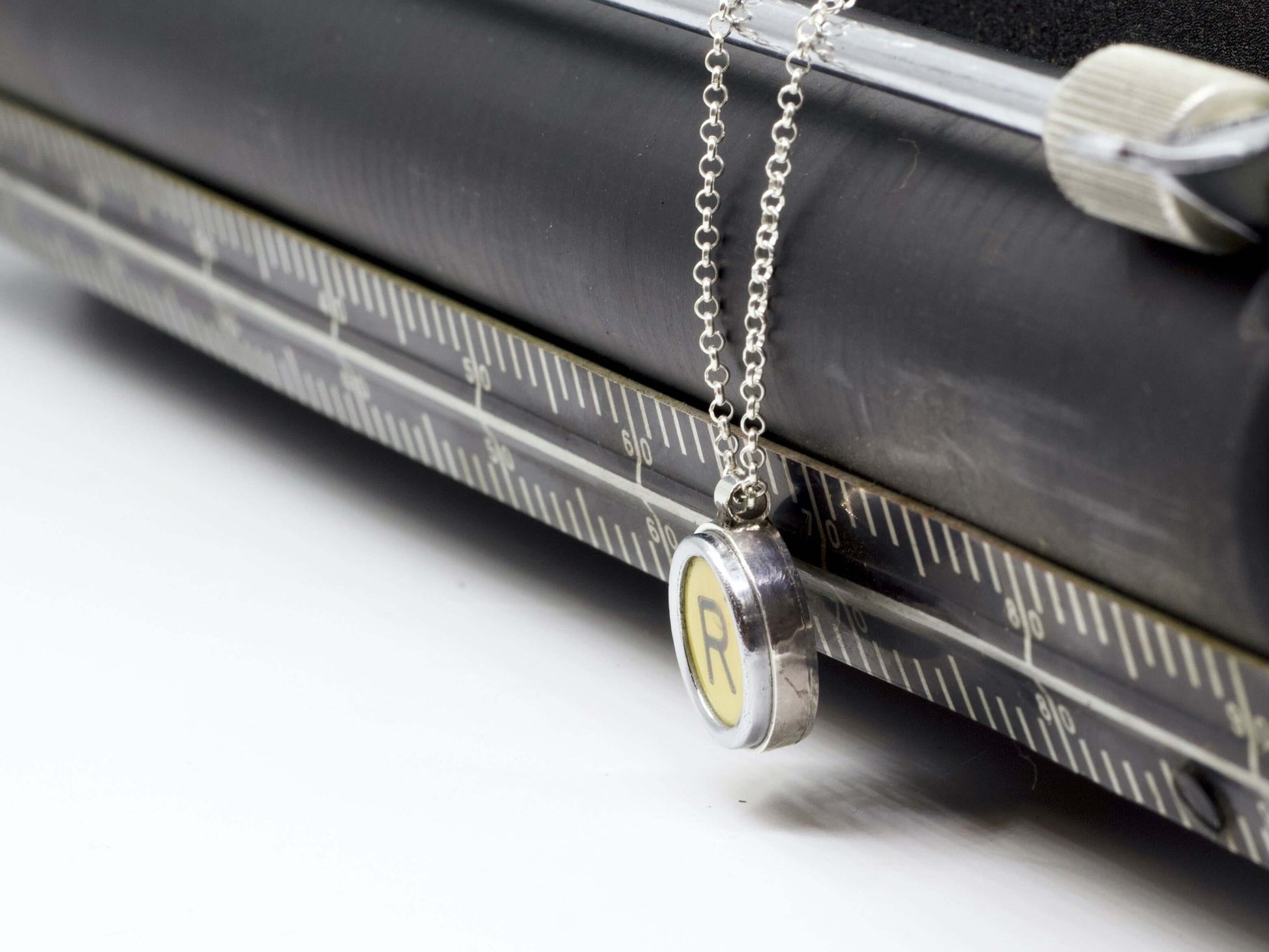 Collana con tasti di macchina da scrivere Glimoire con ciondolo rotondo su catena argento