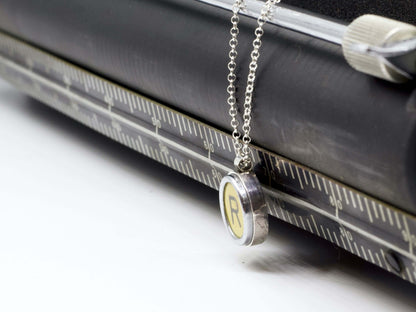 Collana con tasti di macchina da scrivere Glimoire con ciondolo rotondo su catena argento