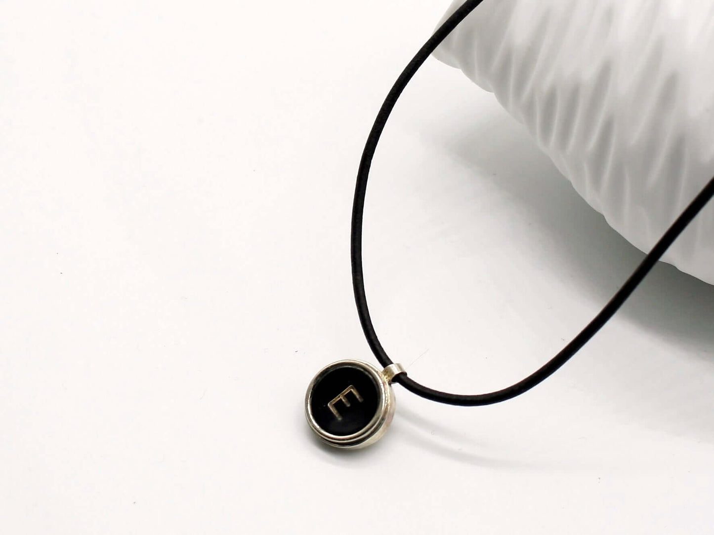 Collana con tasti di macchina da scrivere Glimoire con pendente tondo nero e ciondolo elegante