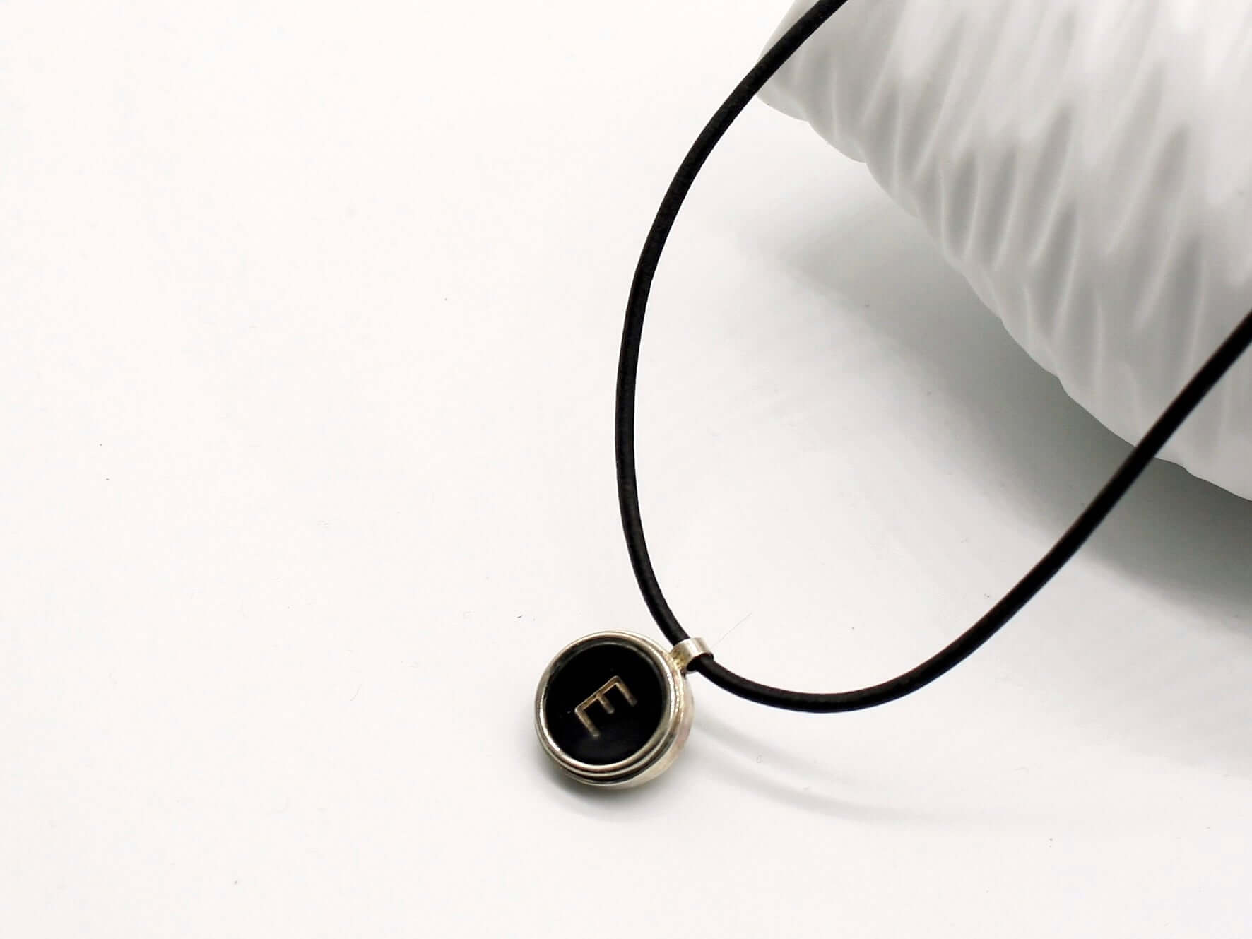 Collana con tasti di macchina da scrivere Glimoire con pendente tondo nero e ciondolo elegante