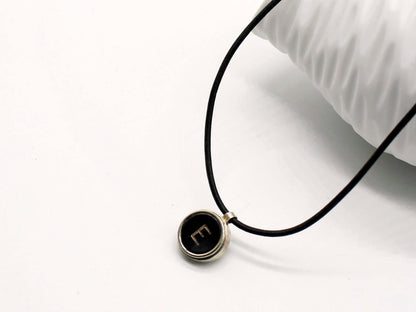 Collana con tasti di macchina da scrivere Glimoire con pendente tondo nero e ciondolo elegante