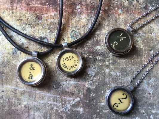 Collana con tasti di macchina da scrivere Glimoire con catena metallica e ciondoli rotondi vintage