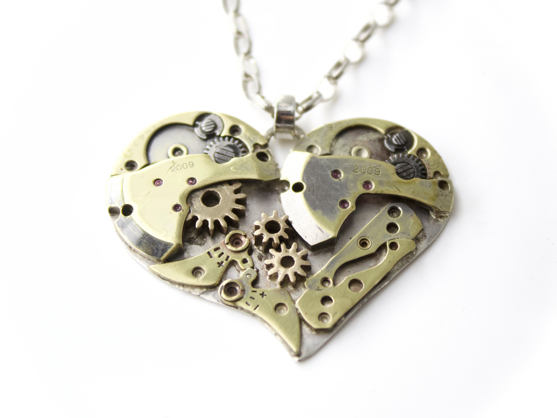 Collana cuore meccanico argento con ingranaggi visibili all'interno del pendente a forma di cuore