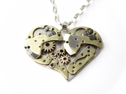 Collana cuore meccanico argento con ingranaggi visibili all'interno del pendente a forma di cuore
