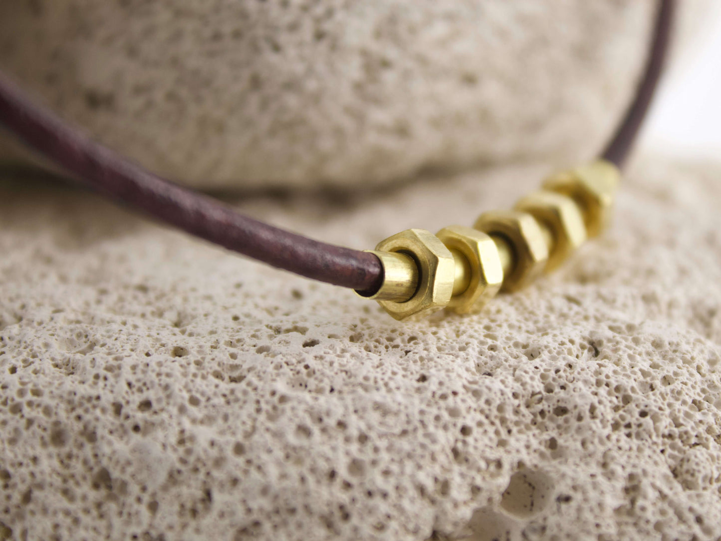 Collana in cuoio dadi e bulloni con dadini in ottone su cuoio marrone
