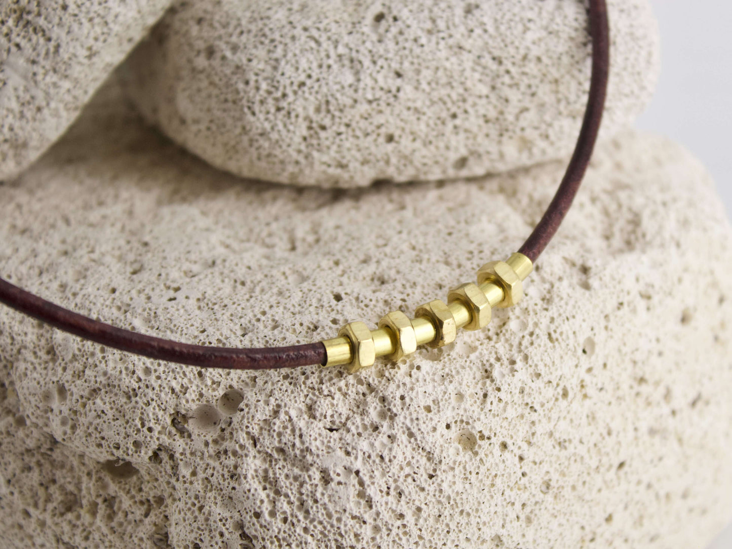 Collana girocollo in cuoio dadi e bulloni con dadini in ottone su cuoio marrone
