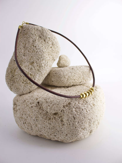 Collana  girocollo stile industriale in cuoio con dadini in otton