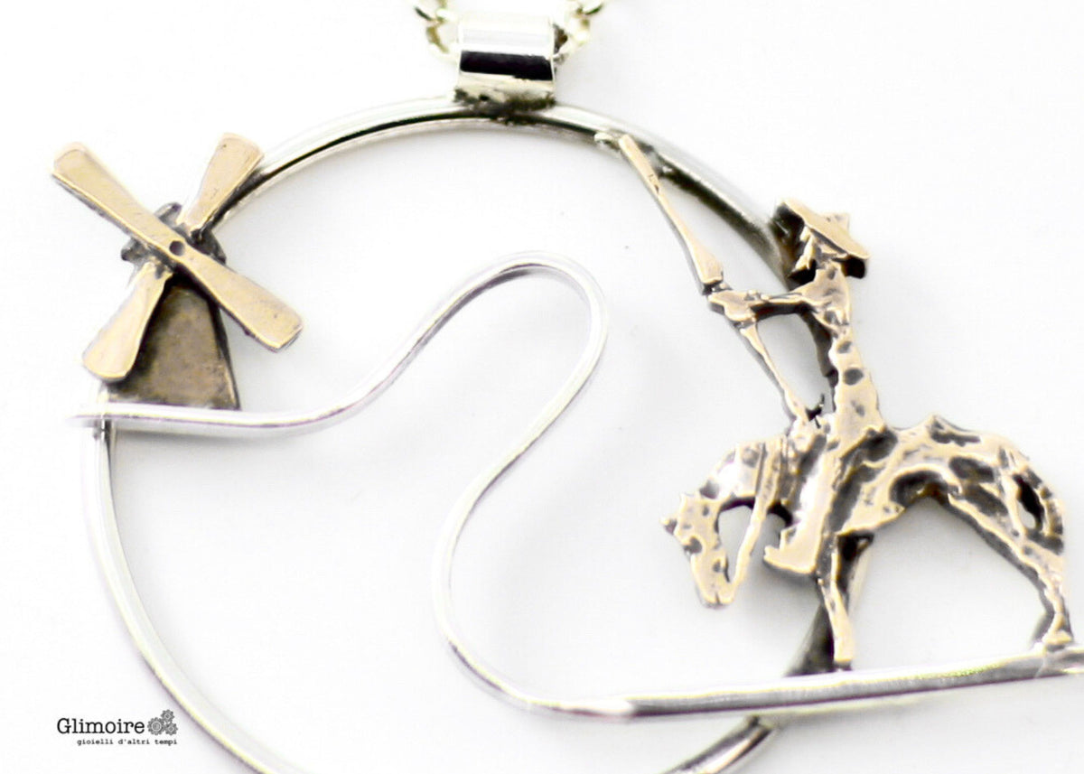 Collana in argento e bronzo raffigurante Don Chisciotte e il mulino a vento
