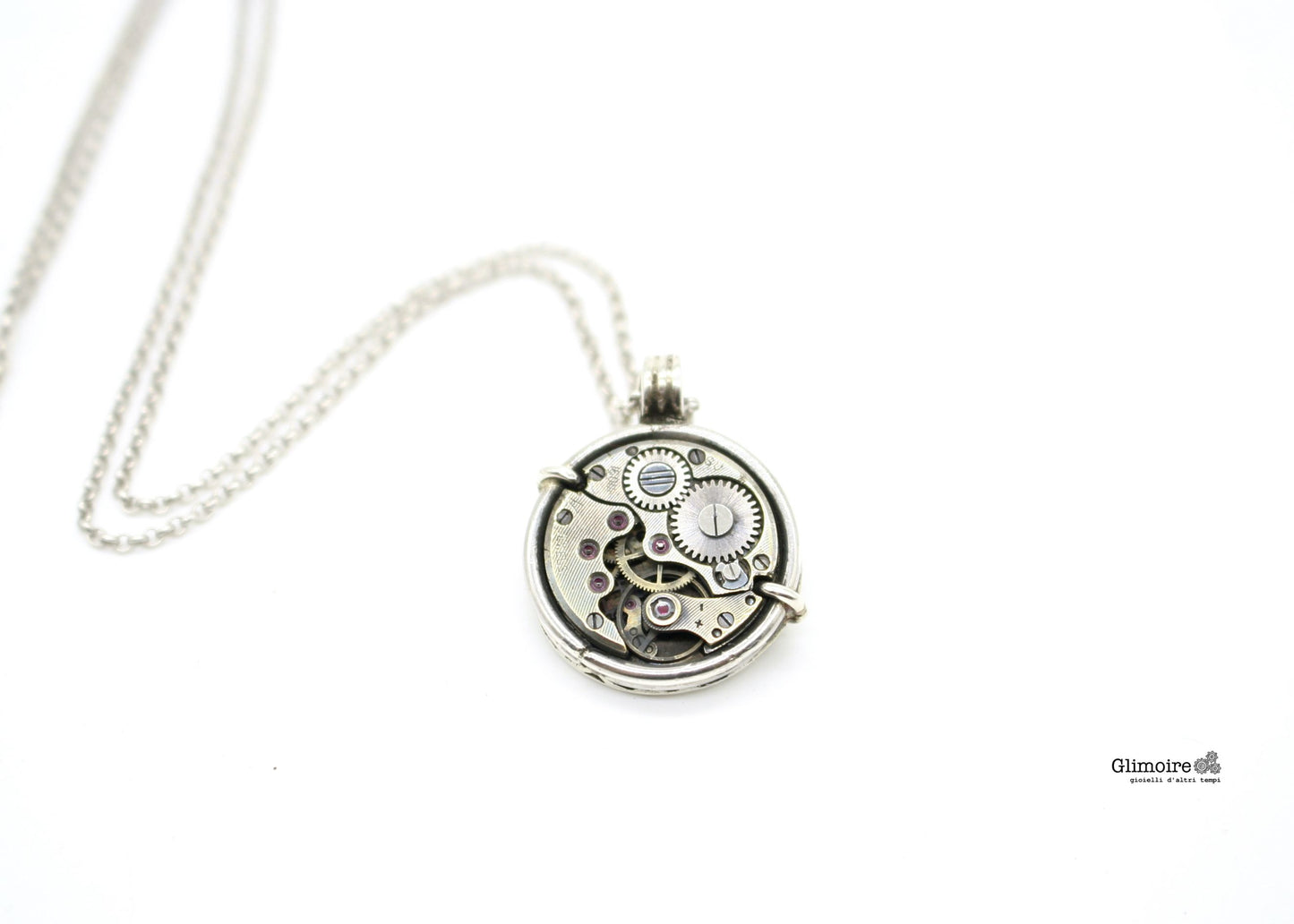 Collana in argento con meccanismo visibile, dettagli fili argento intricati e catenina fine