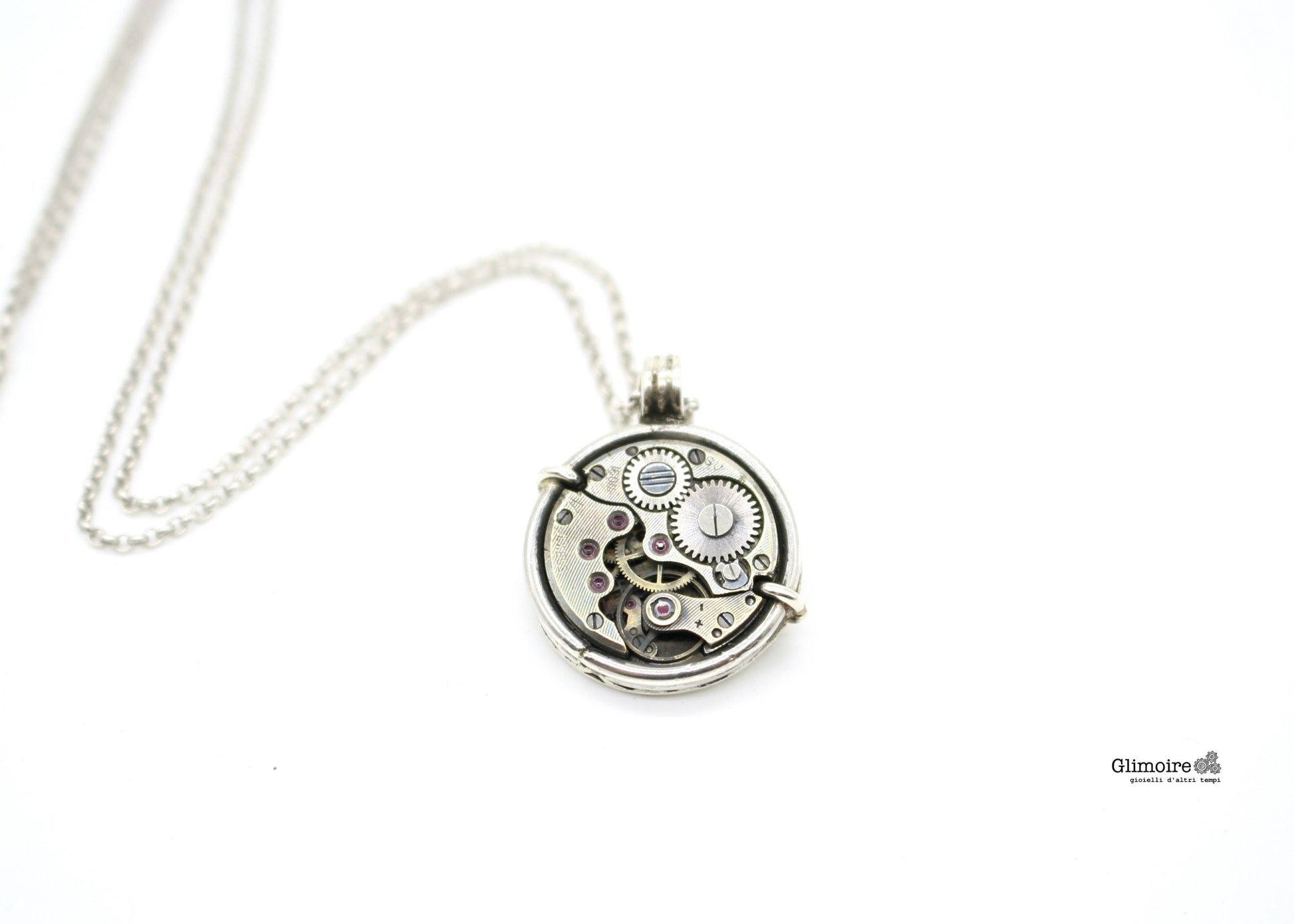 Collana in argento con meccanismo visibile, dettagli fili argento intricati e catenina fine