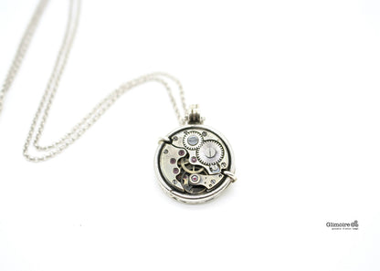 Collana in argento con meccanismo visibile, dettagli fili argento intricati e catenina fine