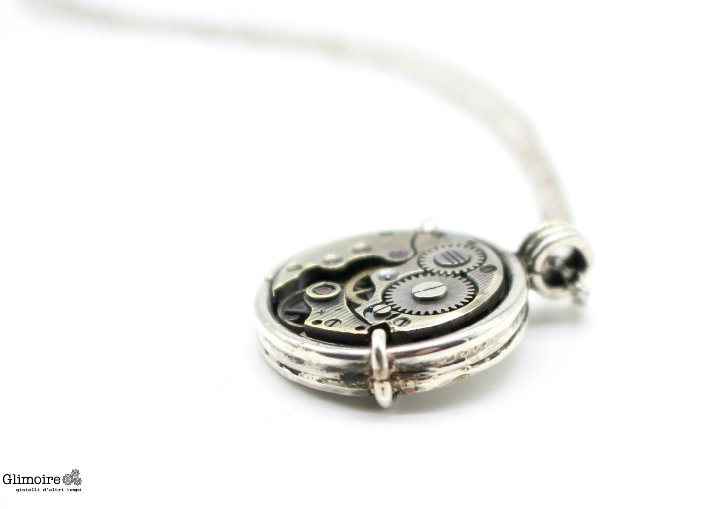 Collana in argento con meccanismo orologio visibile e dettagli intricati, pendente di design unico
