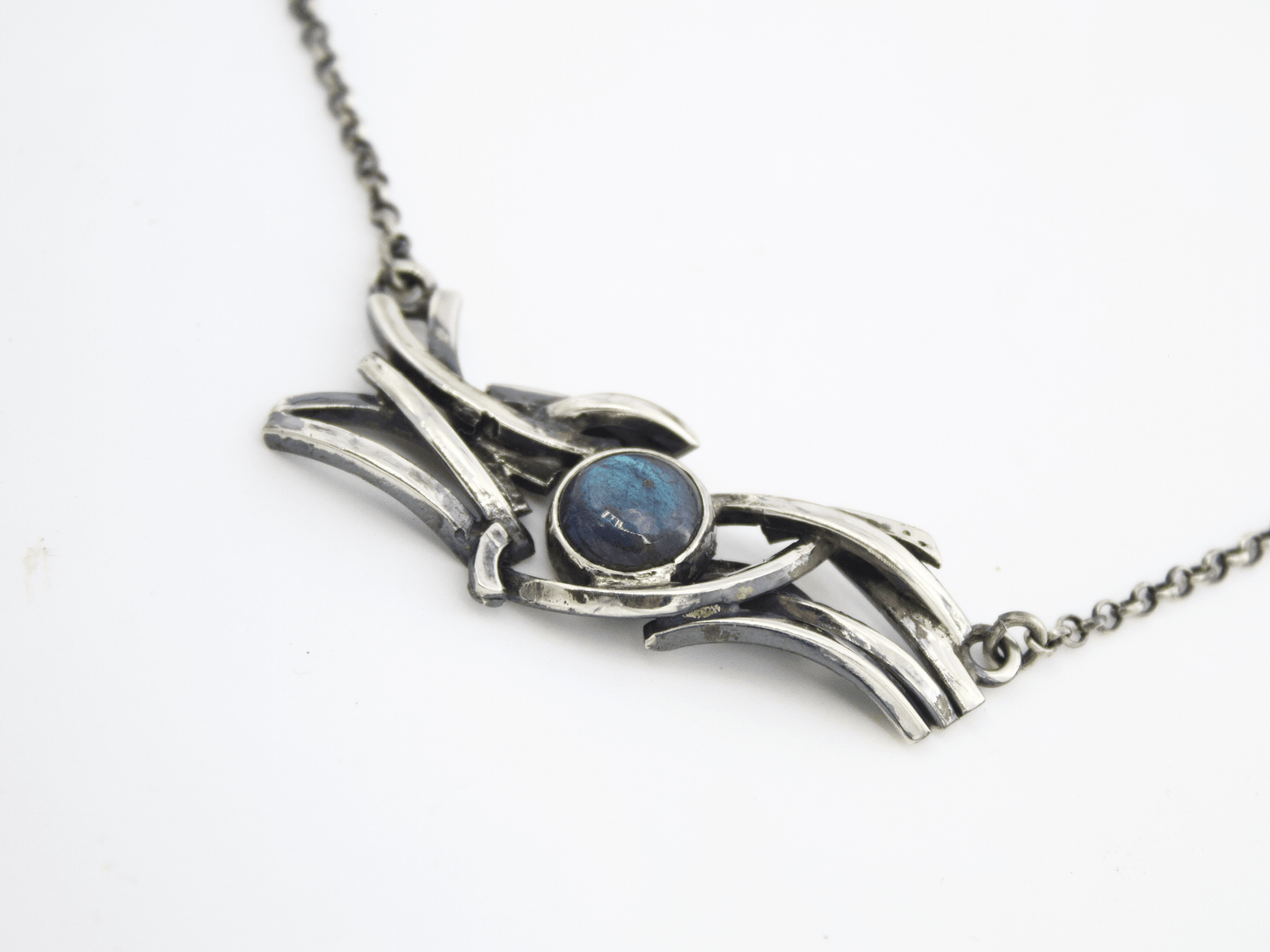 Collana onde del mare in argento con pietra blu labradorite al centro