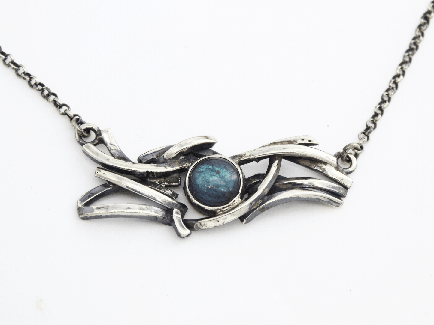 Girocollo in argento ispirato alle onde del mare con labradorite blu