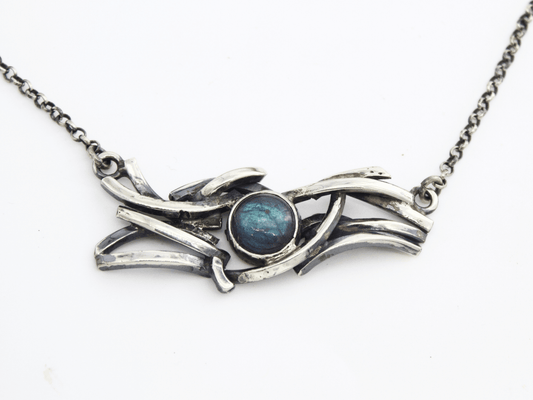 Girocollo in argento ispirato alle onde del mare con labradorite blu