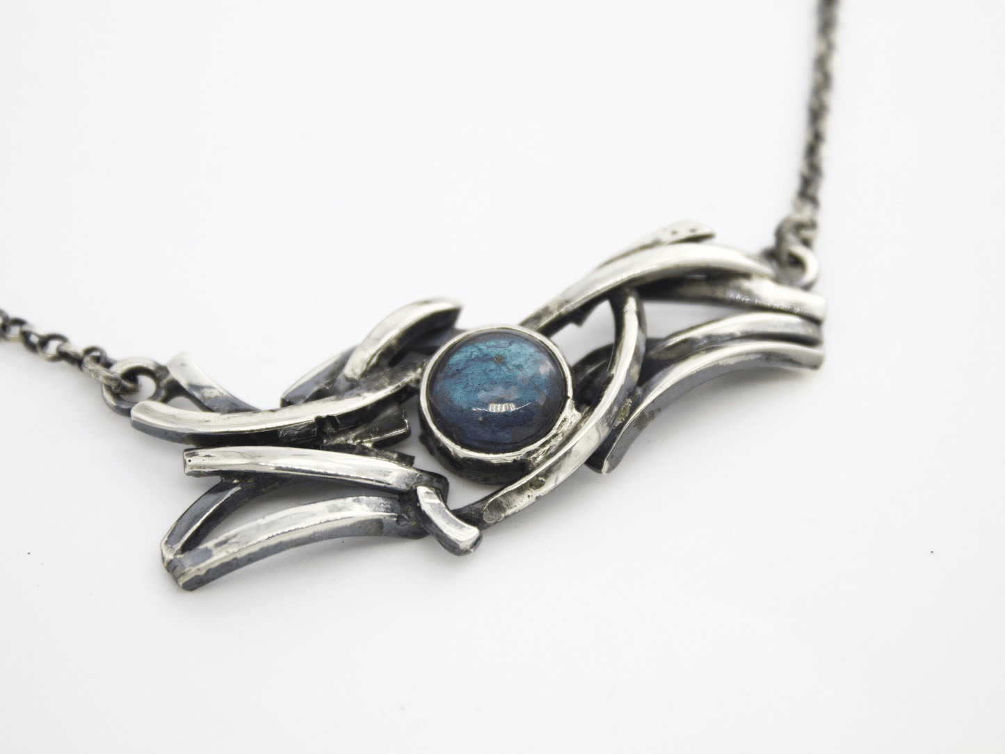 Collana ispirata al mare, onde fluttuanti e a l centro labradorite