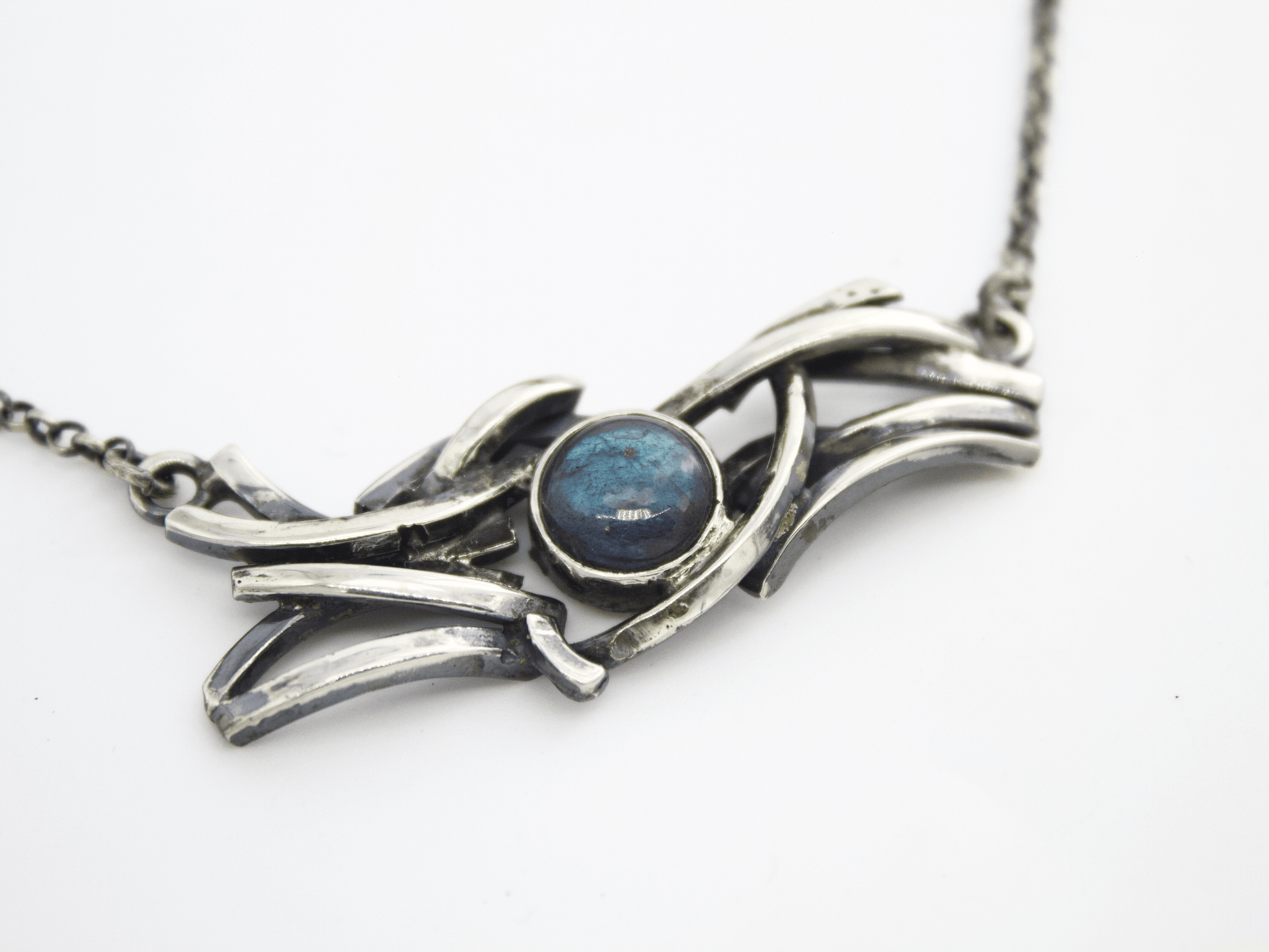 Collana ispirata al mare, onde fluttuanti e a l centro labradorite